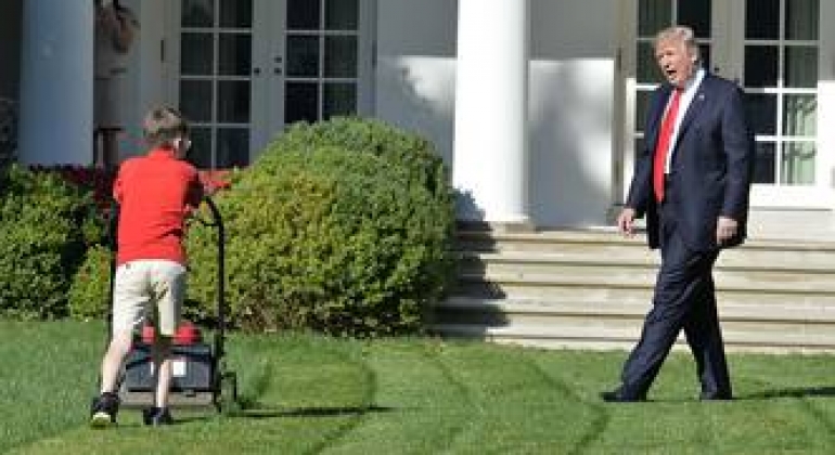 Garoto de 11 anos corta grama na Casa Branca