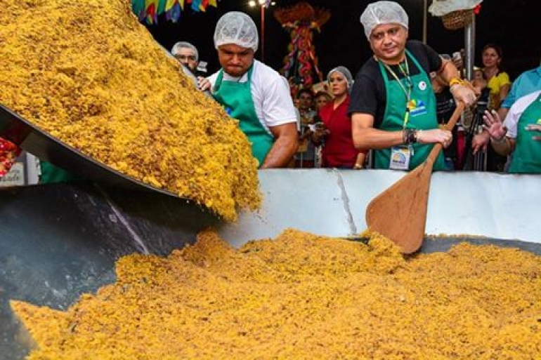 EMPENHO - Quinze pessoas, sob comando de dois especialistas, prepararam quase 800 quilos de paçoca  