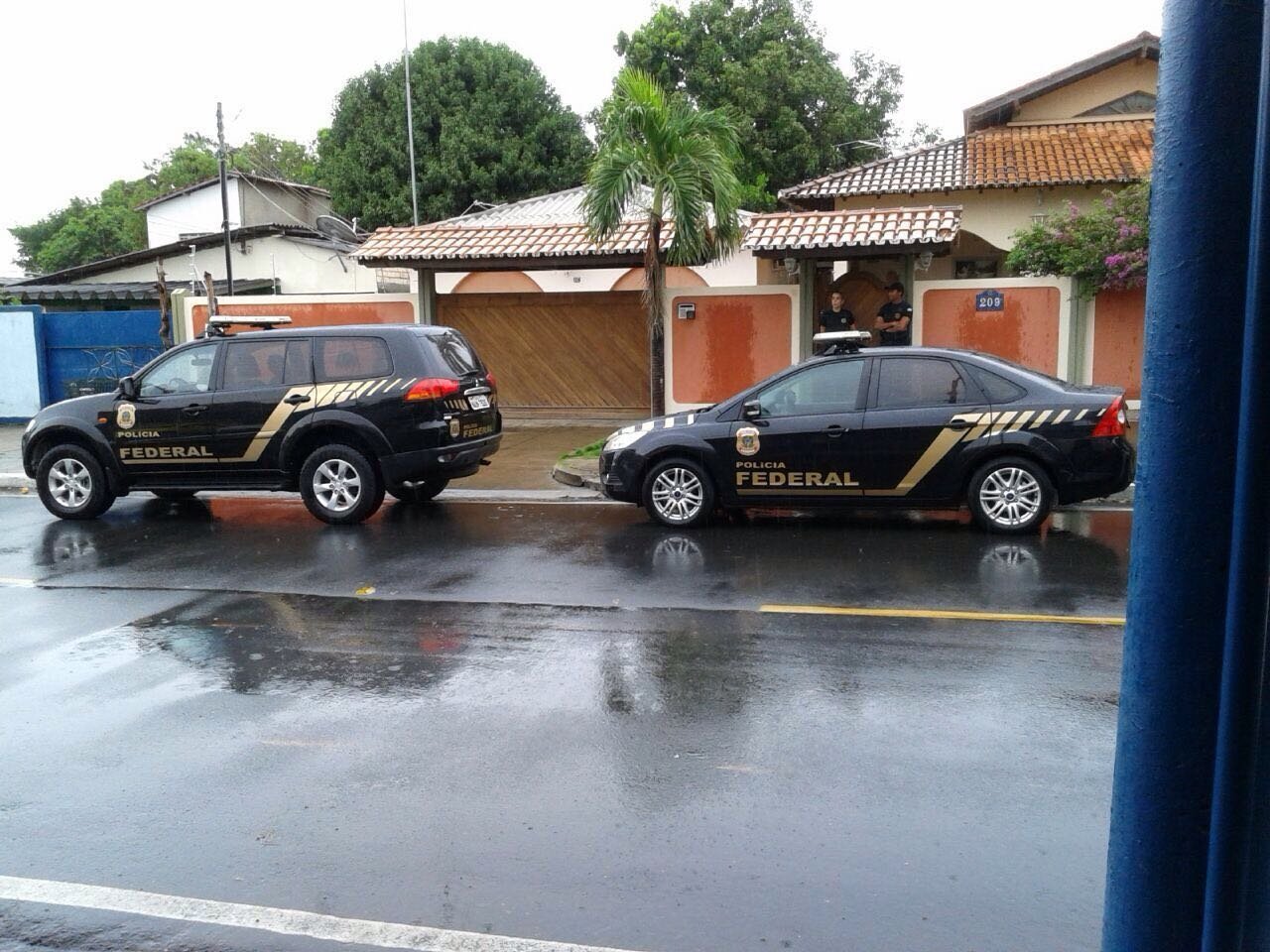 Viaturas e homens da Polícia Federal amanheceram na porta de Neudo Campos Divulgação (Facebook)