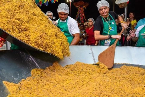 EMPENHO - Quinze pessoas, sob comando de dois especialistas, prepararam quase 800 quilos de paçoca Reprodução Facebook