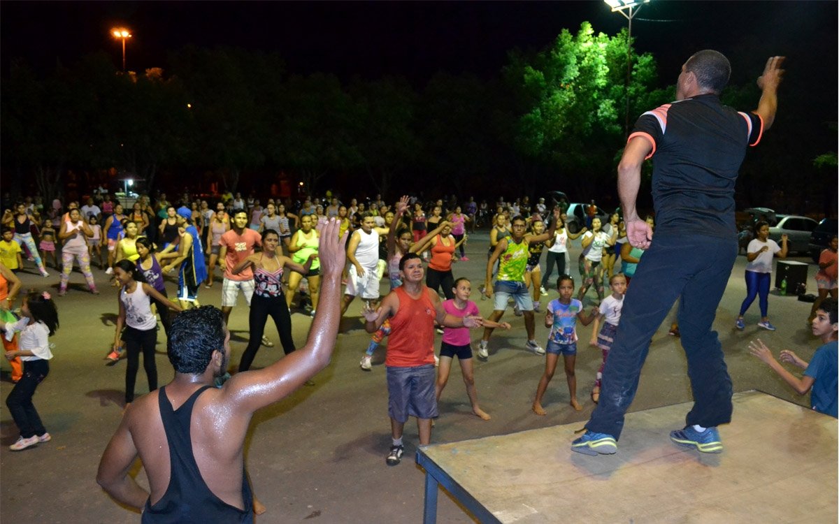 Em bairros boa-vistenses, Herbert Lima dá aulas de zumba gratuitamente Platão Arantes
