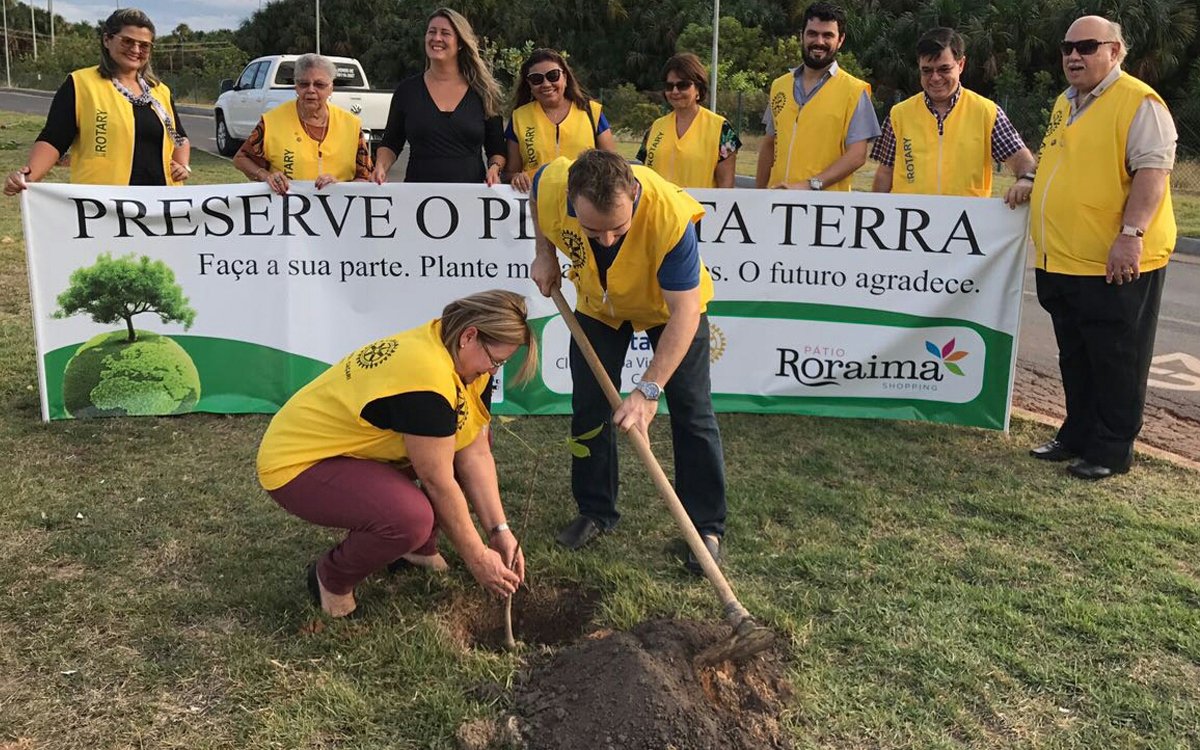Cuidados com o futuro - Ivete Bragato planta muda de ipê no bosque do Pátio Roraima Shopping Divulgação