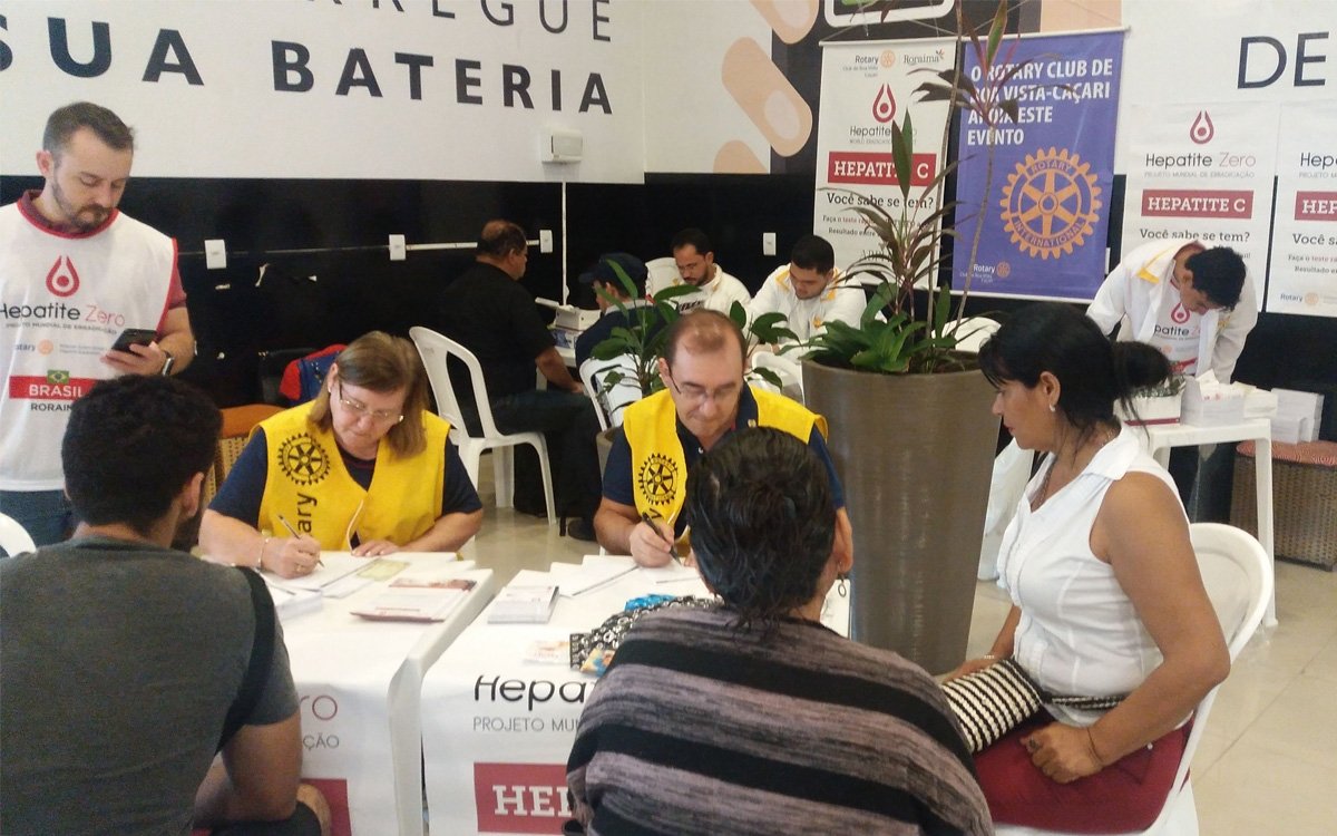 No batente - à esquerda, em pé, o responsável técnico pela campanha, o rotariano farmacêutico Bruno Bragato Rotary Club de Boa Vista-Caçari