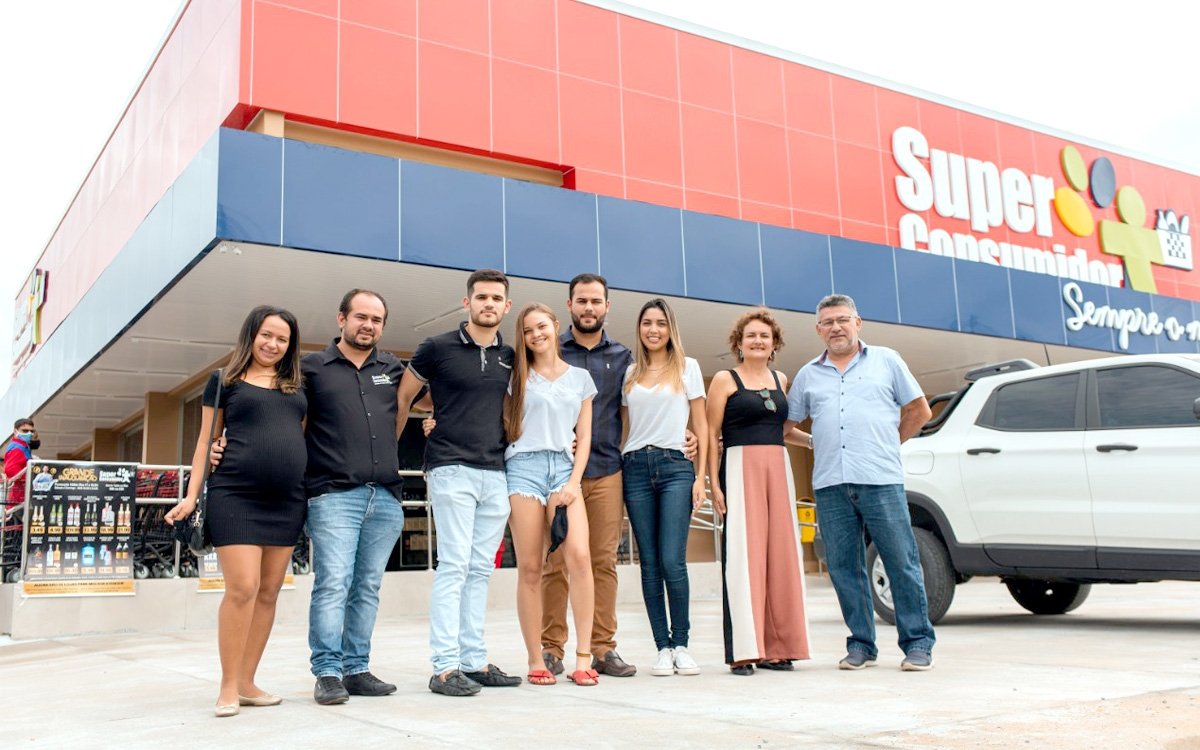 FAMÍLIA SUPERCONSUMIDOR - Gleicyane Ferreira, Joviniano Albuquerque, João Pedro Albuquerque com a namorada Mariana, Neto Ximenes com a namorada Thayná, Claudiene Aragão e Álvaro Ximenes Arquivo pessoal