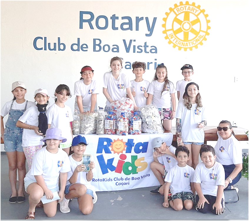 Os rotakidianos mostram os milhares de lacres e tampinhas arrecadados durante a campanha de reciclagem Fernando Quintella