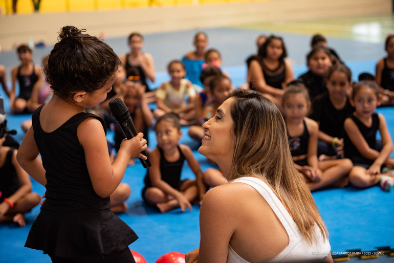 Daniele Hypólito conversa com crianças da ginástica rítmica em Boa Vistanome