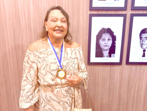 Odete Domingues recebe medalha de Honra aoMérito pelo desempenhocomodeputada estadual constituinte