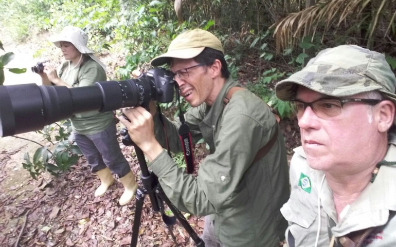 PASSARINHANDO - Pavani, com Estêvão e Hideko, dois admiradores de aves que vieram de longe para apreciar espécies roraimenses