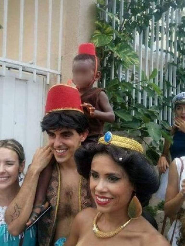 Criança fantasiada de macaco gera revolta