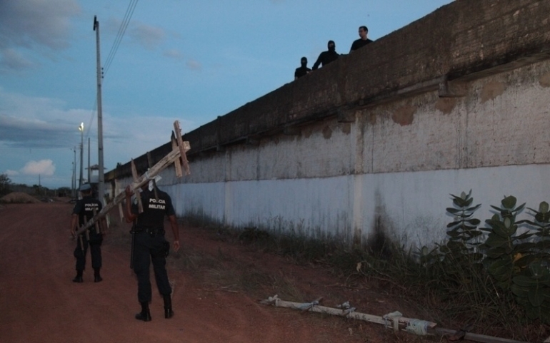 MAIS UMA VEZ DE NOVO – Policiais recolhendo escadas tornou-se cena corriqueira na Pê-á