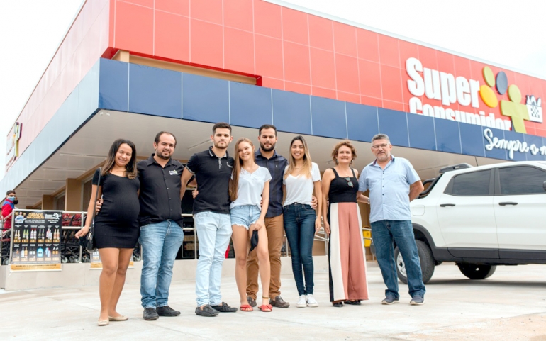 FAMÍLIA SUPERCONSUMIDOR - Gleicyane Ferreira, Joviniano Albuquerque, João Pedro Albuquerque com a namorada Mariana, Neto Ximenes com a namorada Thayná, Claudiene Aragão e Álvaro Ximenes