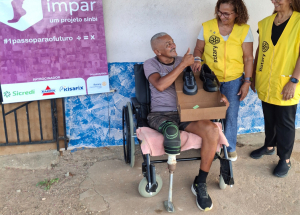 Altevir "Cachorrão" de Souza agradece às rotarianas pelos tênis recebidos. A nova prótese é o próximo passo. A atual, foi feita por amigos com sobras de materiais